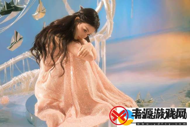 王楚然身穿亮片长裙表情纯真