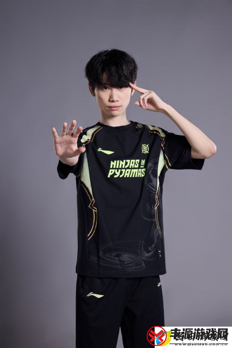 Doinb身着深圳NIP俱乐部队服定妆照