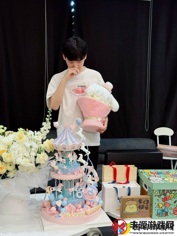WBG官方晒Hang与礼物蛋糕合影:祝Hang生日快乐