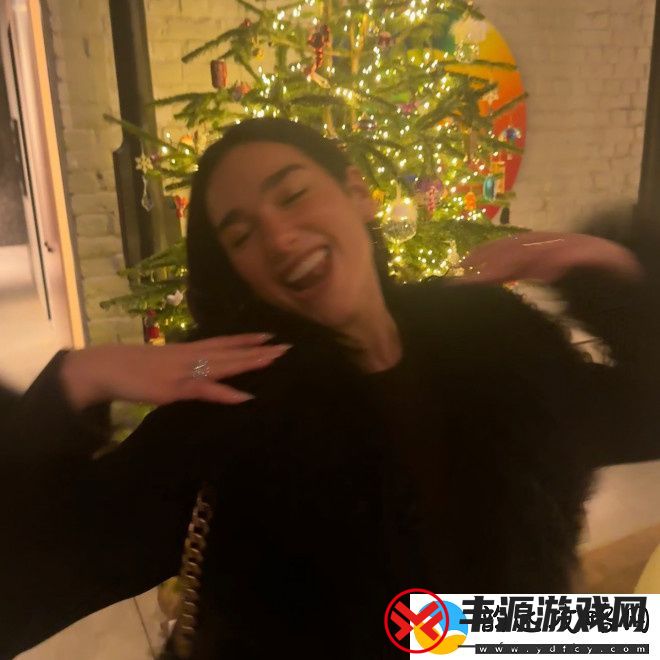 度假情侣啪姐×卡哥订婚派对即将在新年举行