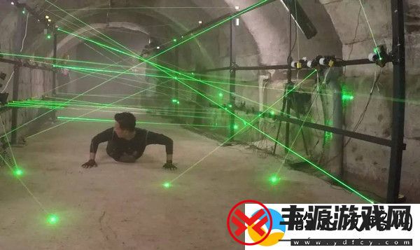 解析通关秘诀:巧妙利用道具安全穿越激光陷阱