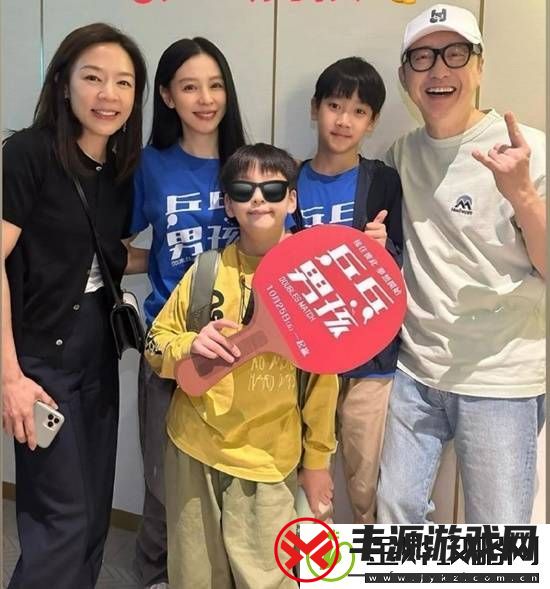 63岁庾澄庆罕见晒与老婆合照-49岁张嘉欣气质温婉