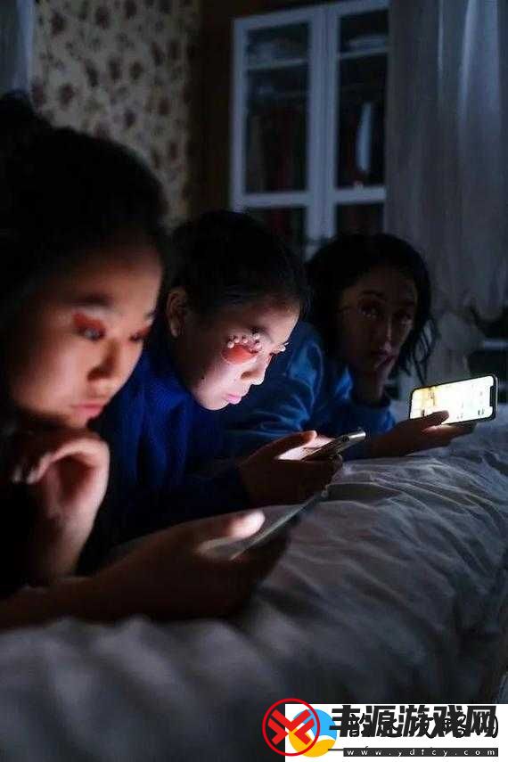 十二岁女孩晚上偷偷玩手机不睡觉