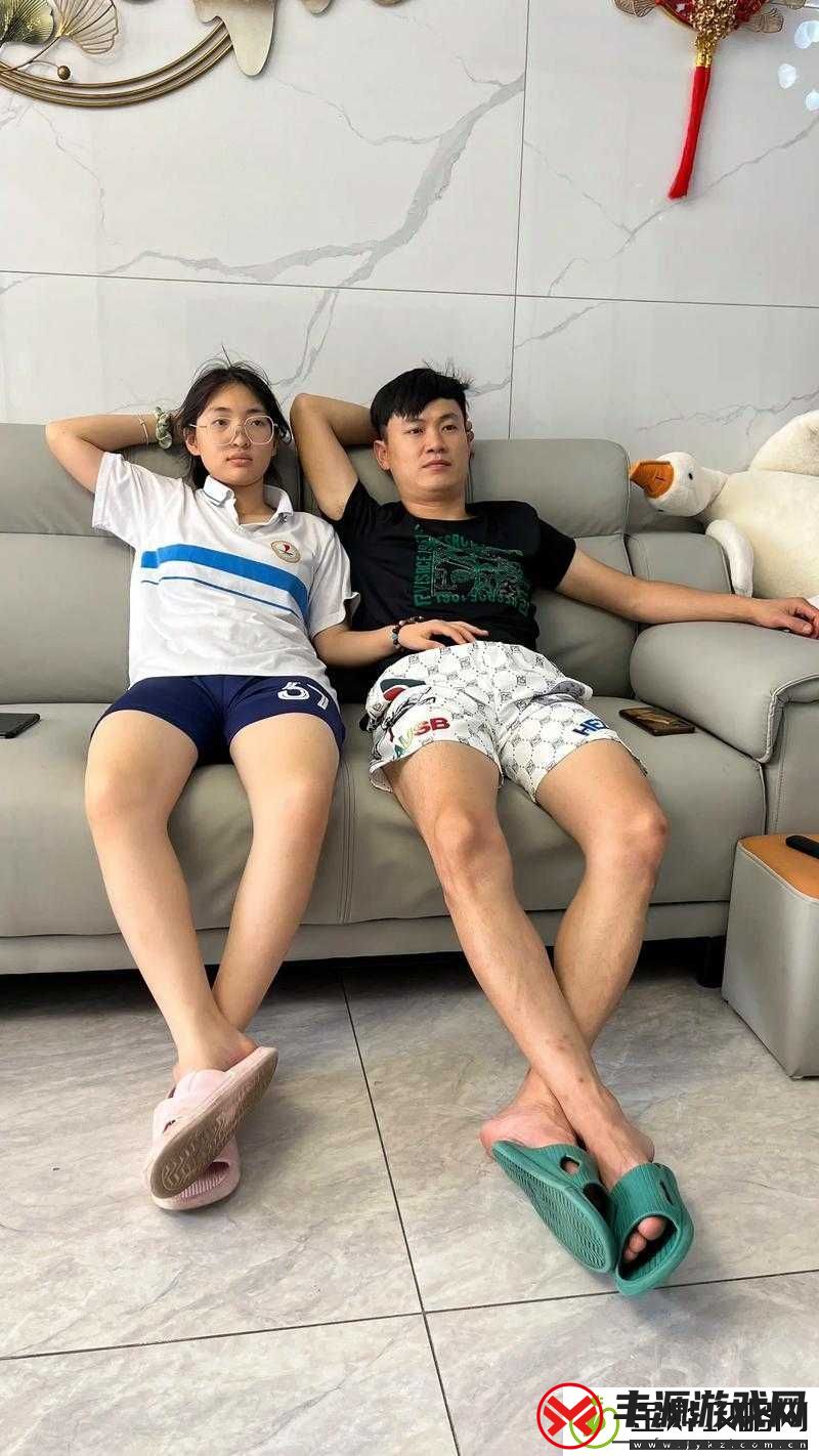 爸爸搂20岁小姑娘腰正常吗引发众人热议这到底是怎么回事