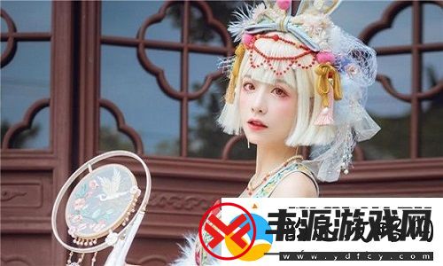 一面膜胸口一面吃下部位片段：场景细节映射内心冲突-画面感触动观众深思